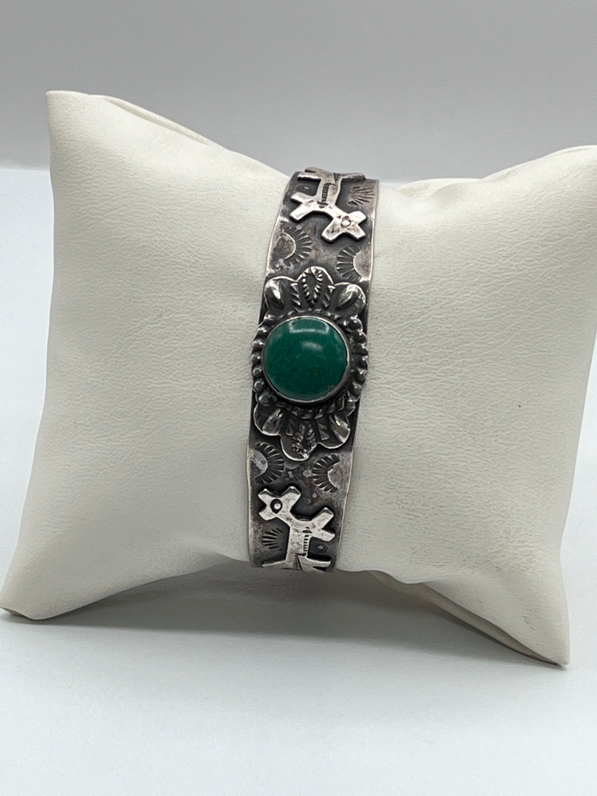 Vintage Native American Navajo Sterling Silver Cuff Bracelet Green Round Turquoise Stone Mirrored Animals 4